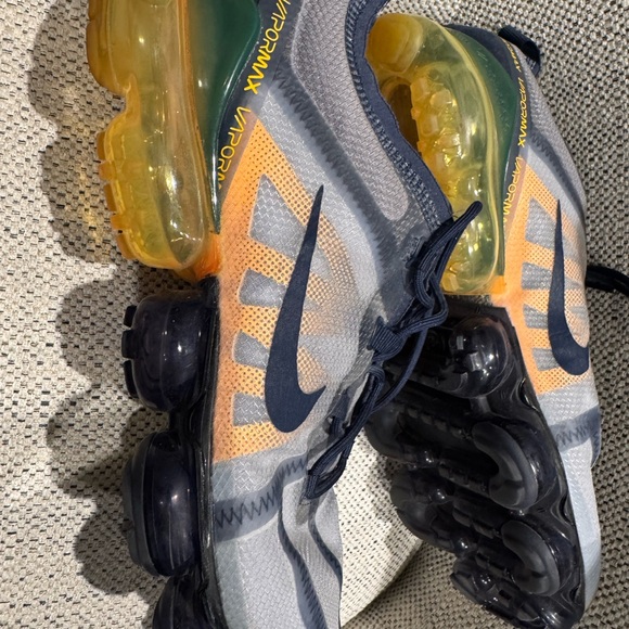 Nike Men’s US size 11 orange and navy Vapormax - Picture 3 of 5